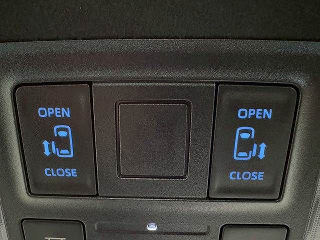 TOYOTA VOXY HYBRID 2022