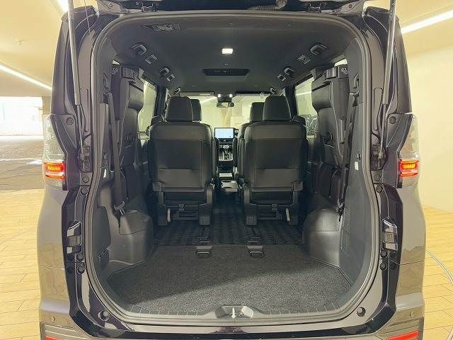 TOYOTA VOXY HYBRID 2022