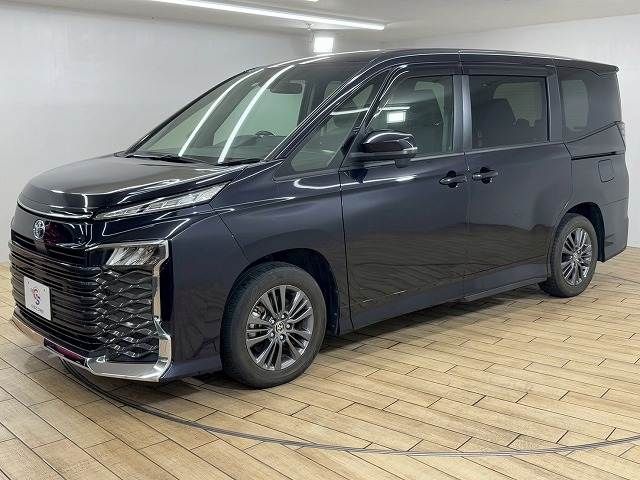 TOYOTA VOXY HYBRID 2022