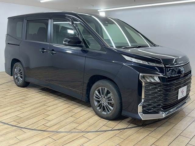 TOYOTA VOXY HYBRID 2022