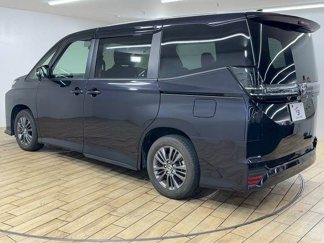 TOYOTA VOXY HYBRID 2022