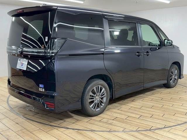 TOYOTA VOXY HYBRID 2022