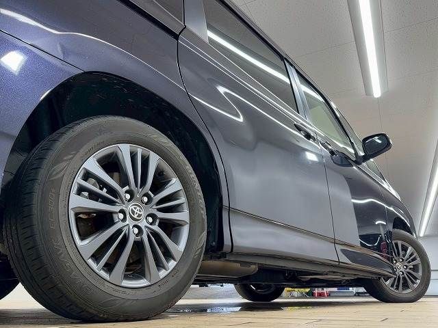 TOYOTA VOXY HYBRID 2022