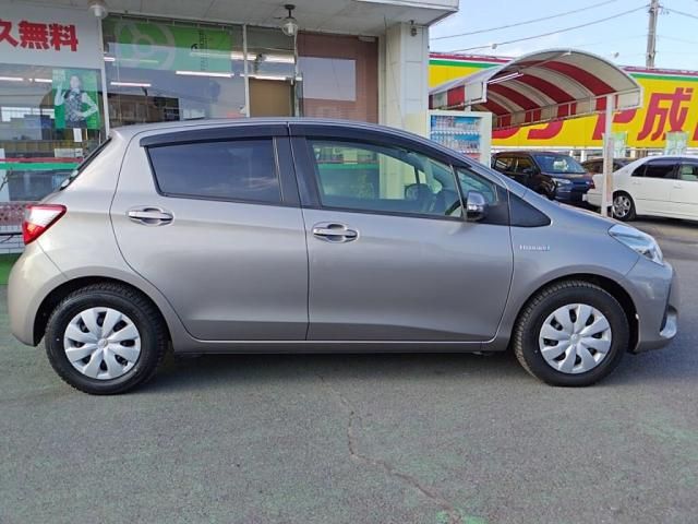 TOYOTA VITZ HYBRID 2017