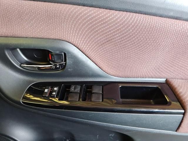 TOYOTA VITZ HYBRID 2017