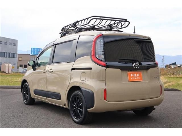 TOYOTA SIENTA HYBRID 2024