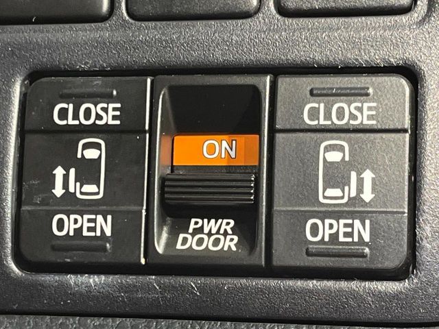 TOYOTA NOAH 4WD 2017