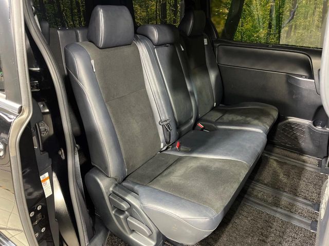 TOYOTA NOAH 4WD 2017