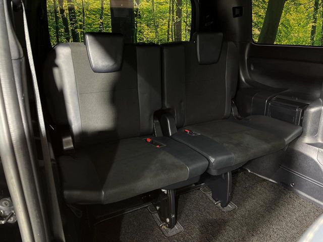 TOYOTA NOAH 4WD 2017