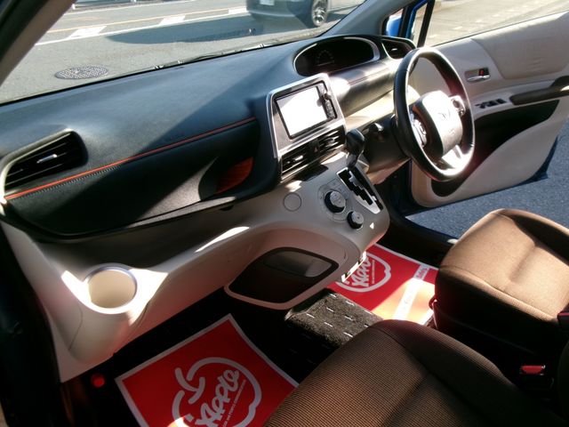 TOYOTA SIENTA HYBRID 2016