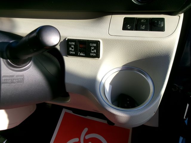 TOYOTA SIENTA HYBRID 2016