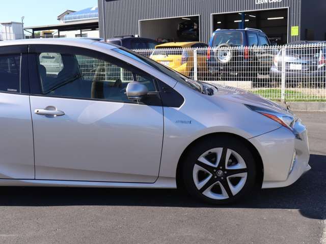 TOYOTA PRIUS 2016