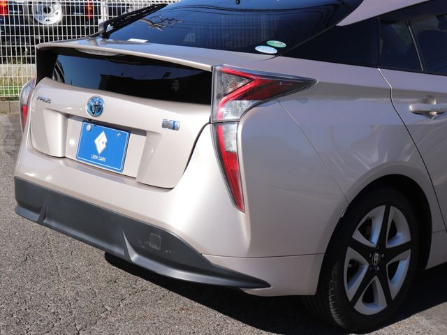 TOYOTA PRIUS 2016