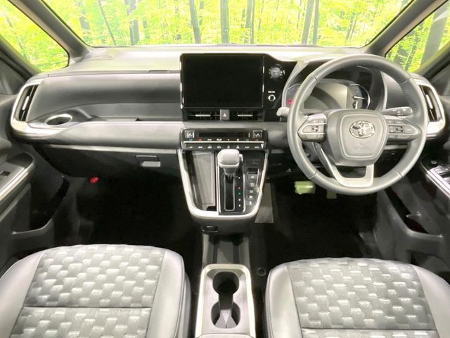 TOYOTA VOXY HYBRID 2025