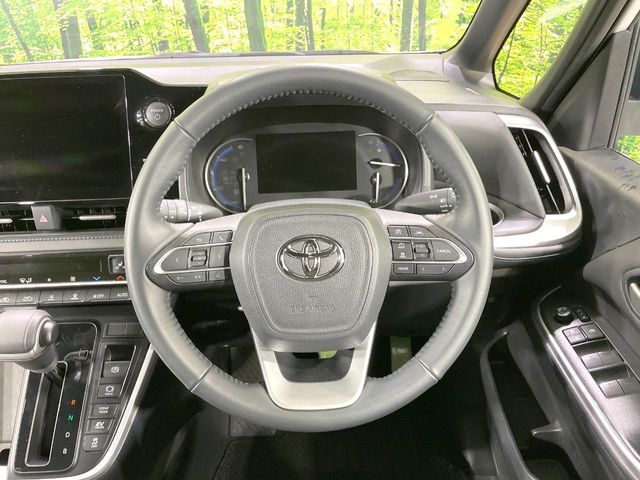 TOYOTA VOXY HYBRID 2025