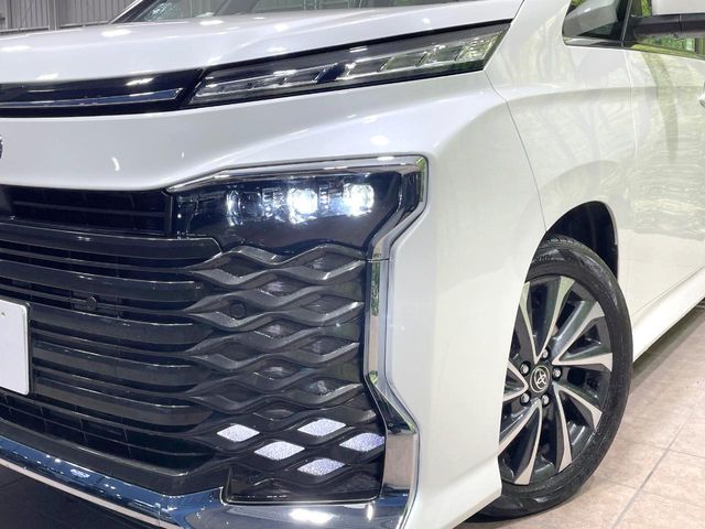 TOYOTA VOXY HYBRID 2025