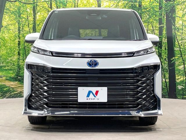 TOYOTA VOXY HYBRID 2025