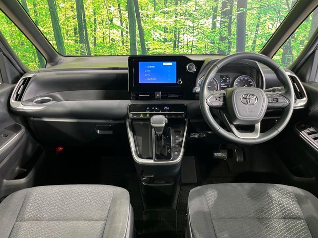 TOYOTA NOAH 4WD 2022