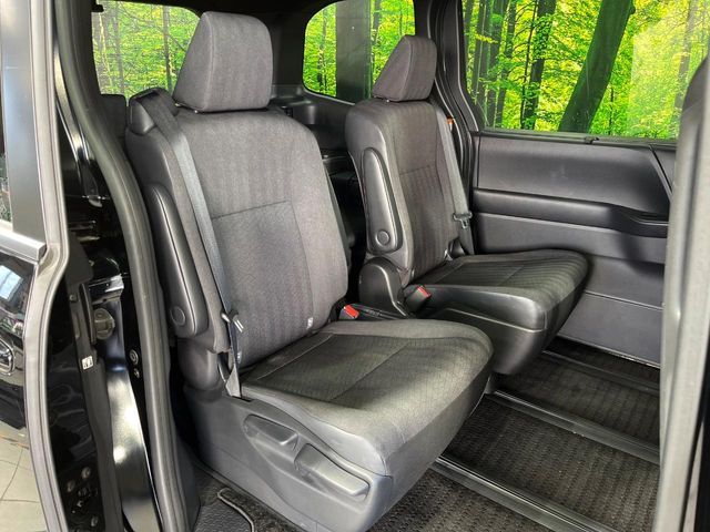 TOYOTA NOAH 4WD 2022