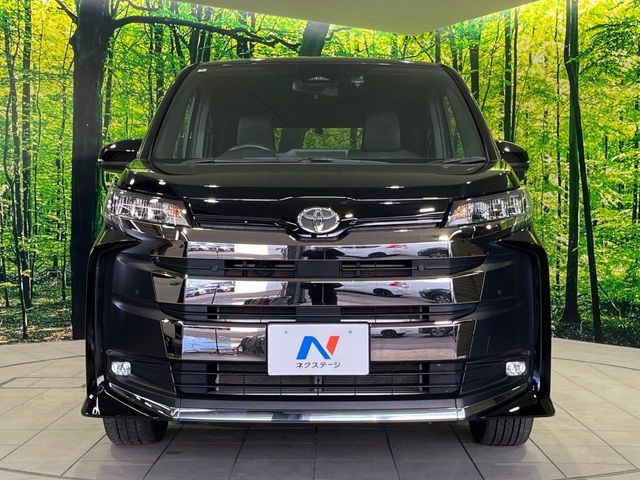 TOYOTA NOAH 4WD 2022