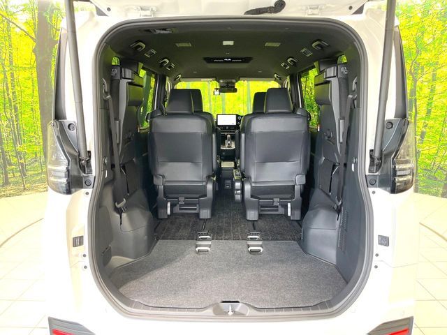 TOYOTA VOXY HYBRID 2023