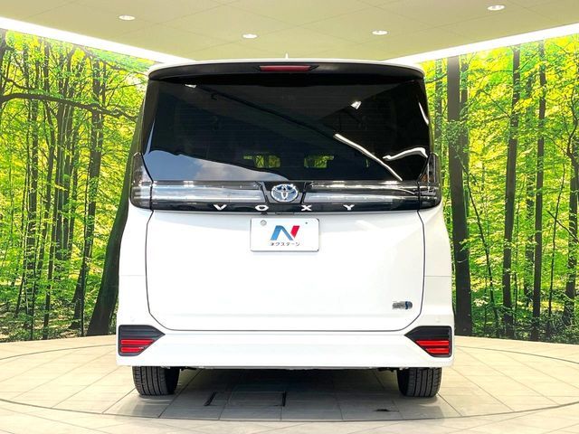 TOYOTA VOXY HYBRID 2023