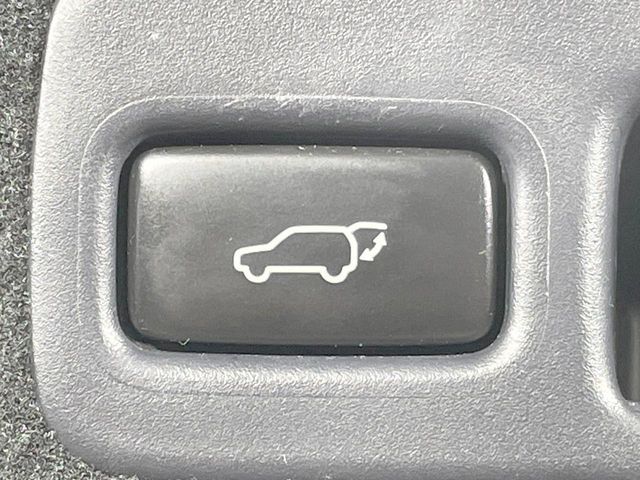 TOYOTA HARRIER HYBRID 2017