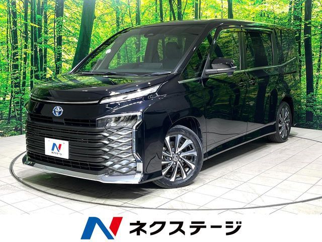 TOYOTA VOXY HYBRID 2022