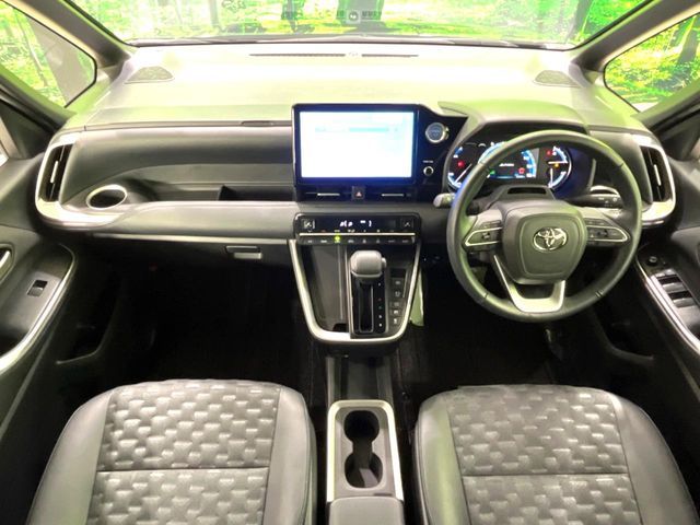 TOYOTA VOXY HYBRID 2022