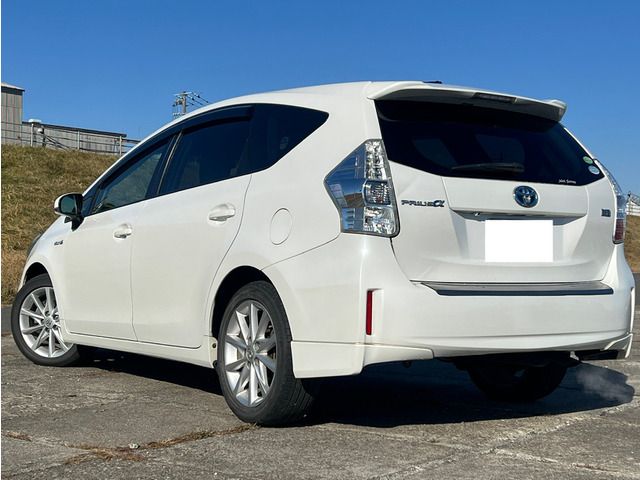 TOYOTA PRIUS Alpha 2012