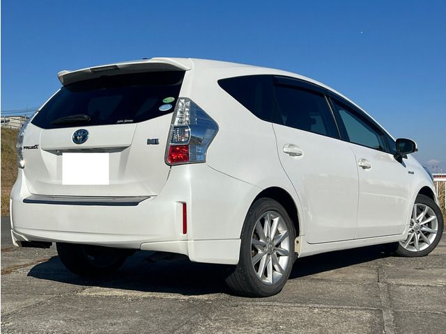 TOYOTA PRIUS Alpha 2012