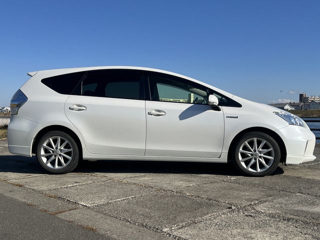 TOYOTA PRIUS Alpha 2012