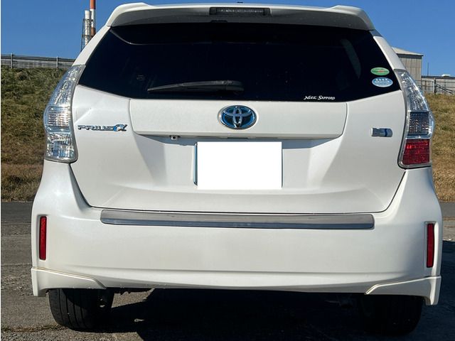 TOYOTA PRIUS Alpha 2012