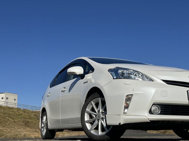 TOYOTA PRIUS Alpha 2012
