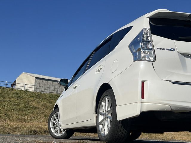 TOYOTA PRIUS Alpha 2012