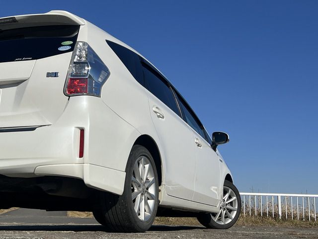 TOYOTA PRIUS Alpha 2012