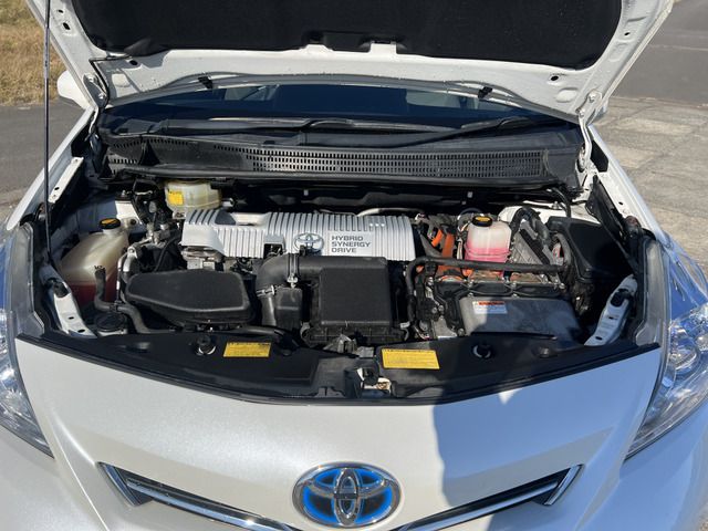 TOYOTA PRIUS Alpha 2012