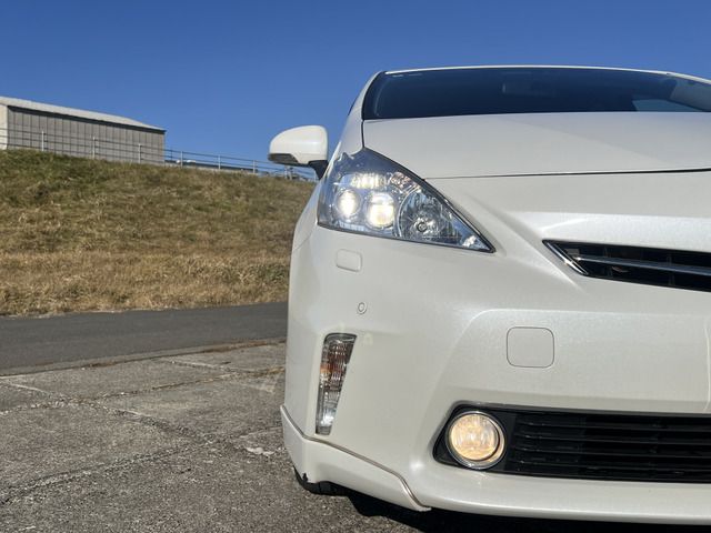 TOYOTA PRIUS Alpha 2012
