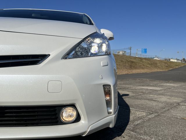 TOYOTA PRIUS Alpha 2012