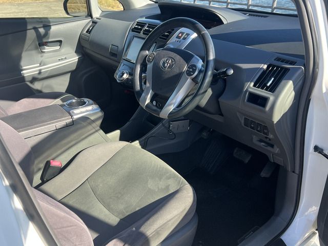 TOYOTA PRIUS Alpha 2012