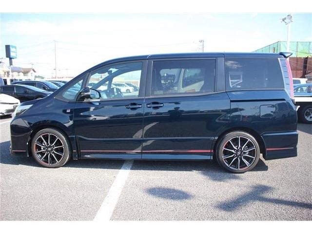TOYOTA NOAH 2017