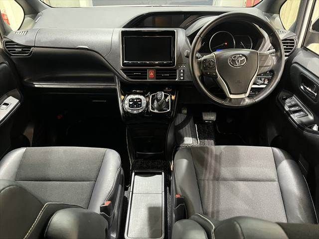 TOYOTA NOAH HYBRID 2017