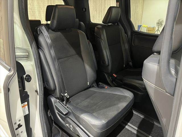 TOYOTA NOAH HYBRID 2017