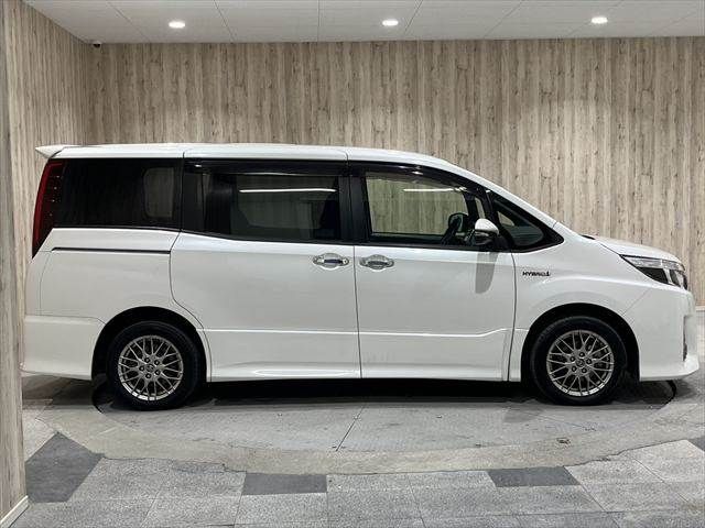 TOYOTA NOAH HYBRID 2017