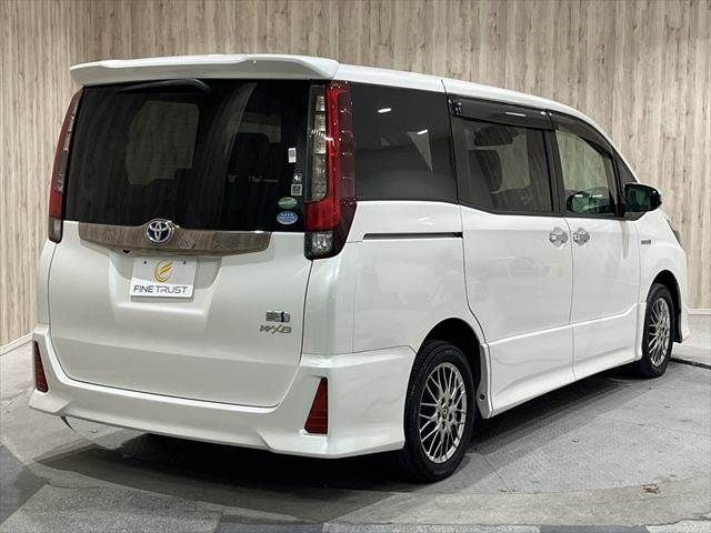 TOYOTA NOAH HYBRID 2017