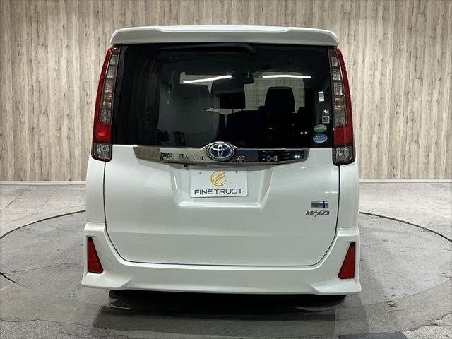 TOYOTA NOAH HYBRID 2017