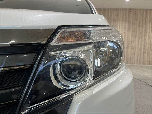 TOYOTA NOAH HYBRID 2017