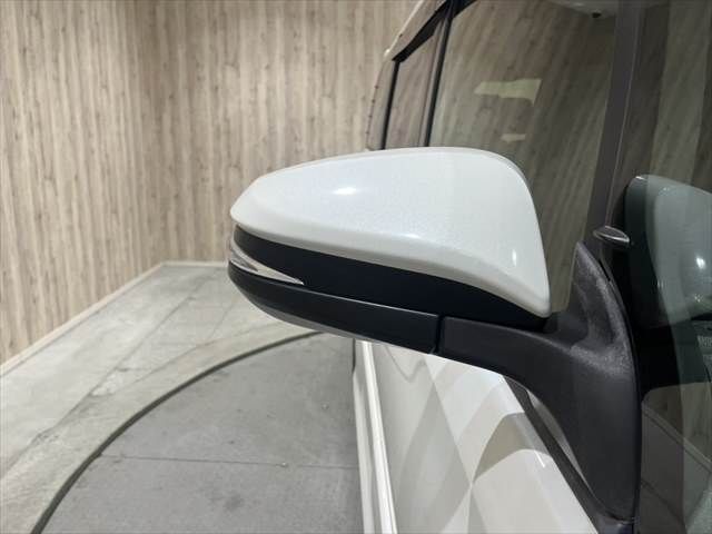 TOYOTA NOAH HYBRID 2017