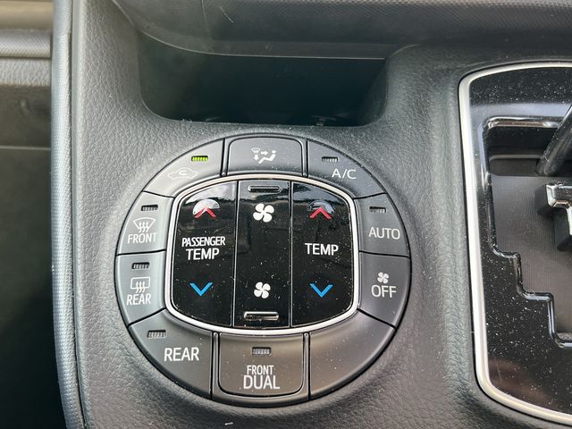 TOYOTA VOXY 4WD 2015