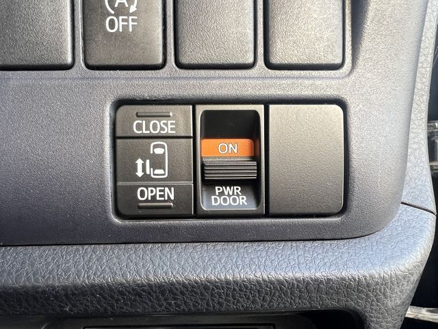 TOYOTA VOXY 4WD 2015